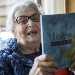 Ilse Ruck in ihrem Wohnzimmer (Foto: Robert Söllner)