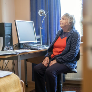 Alte Geschichten, neue Technik: Ilse Ruck schreibt am Computer (Foto: Robert Söllner)